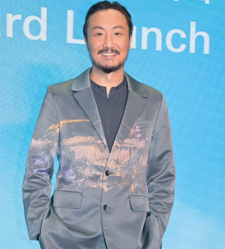 两大笑星罕同框61岁黄子华穿裙裤抢镜郑中基胡子拉碴男人味足