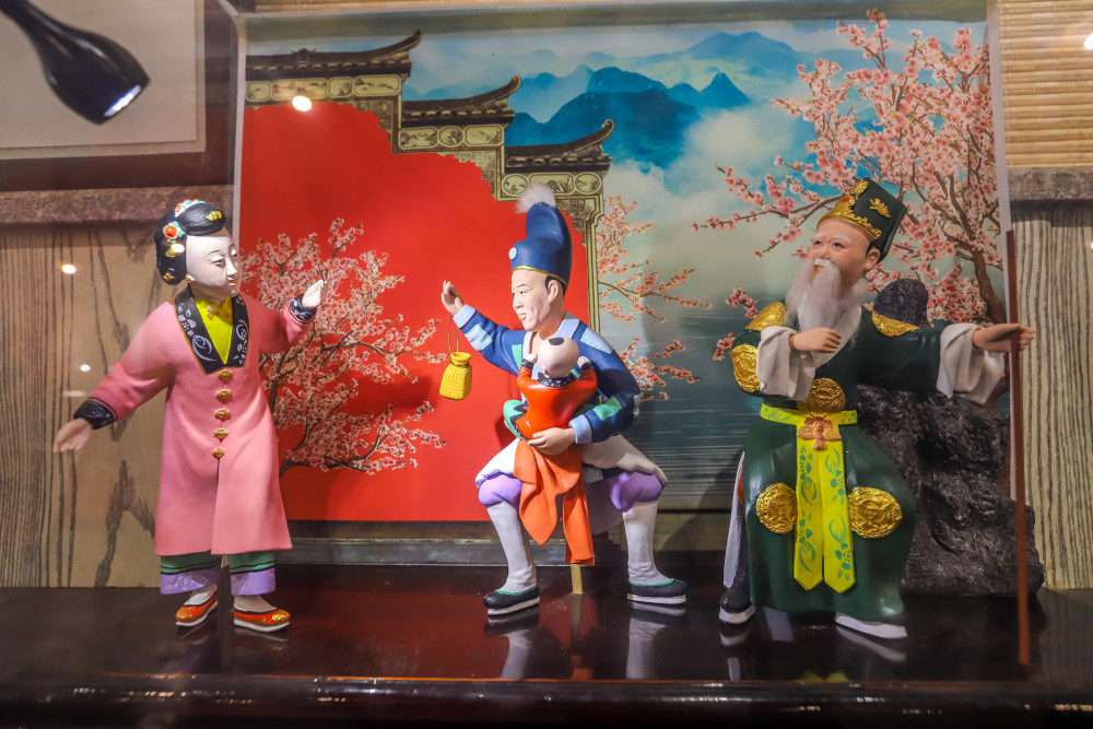 分别是天津"泥人张",无锡"惠山泥人"和广东潮汕"大吴泥塑"