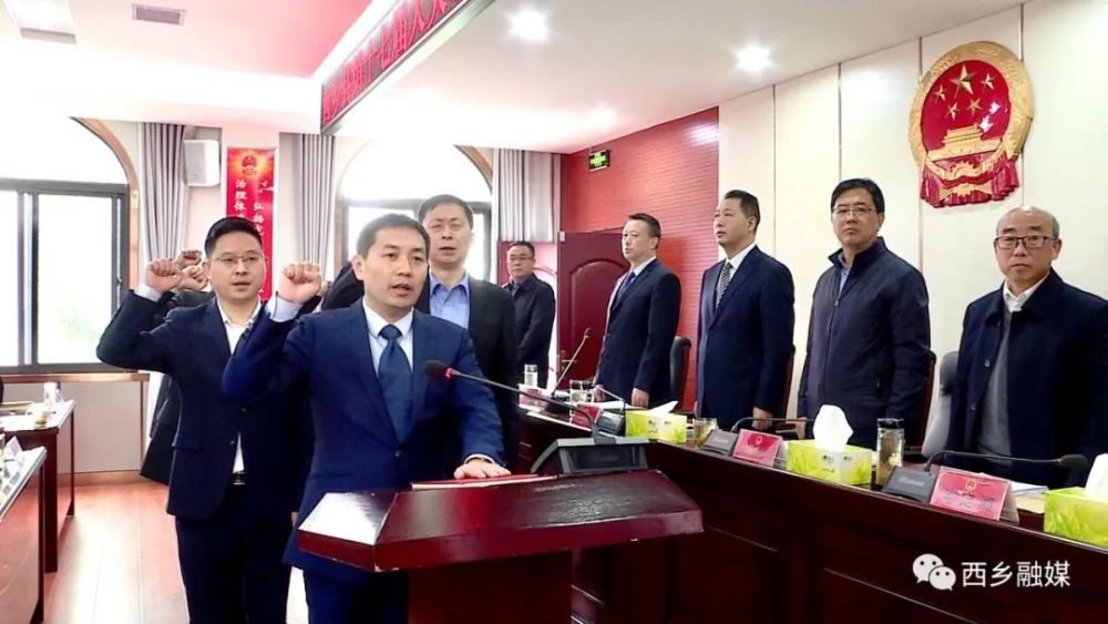 秦娥,惠理,法检两院负责人分别宣读任免职议案,并介绍了拟任职人员