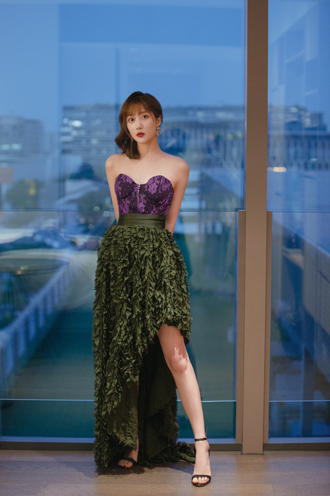 李艺彤:黑色蕾丝花边领长袖打底衫收腰半身裙 养眼耐看