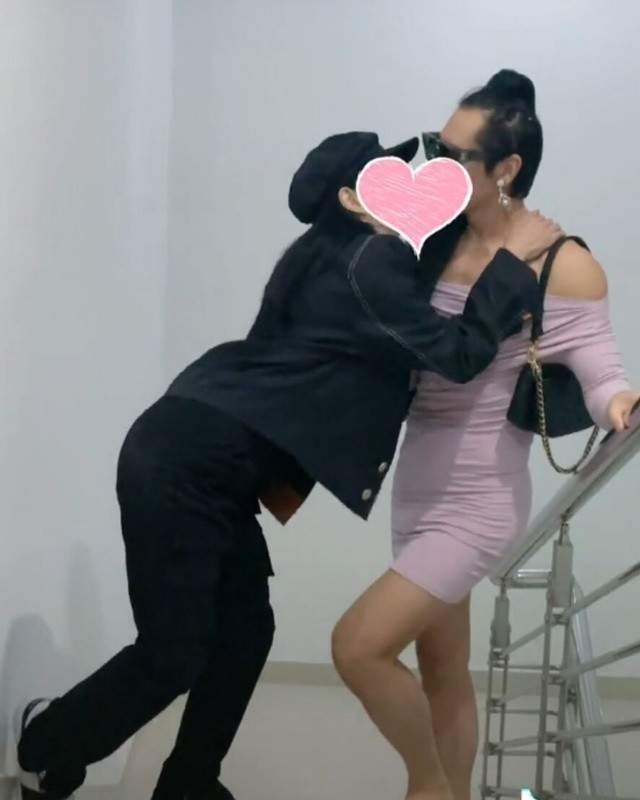 视频末尾,男扮女装的张伦硕还伸手尝试勾太太的下巴挑逗,乐得钟丽缇