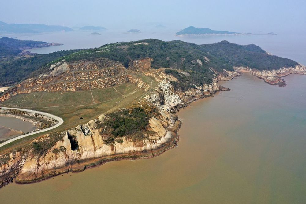 从道人山往南,进入象山县爵溪街道的海岸边,下沙沙滩,大岙沙滩,白沙湾