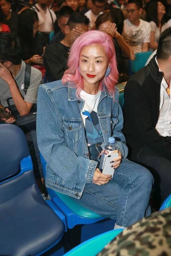 陈奕迅老婆造型前卫,紫色齐刘海配厚底长靴,这时尚一般人追不上