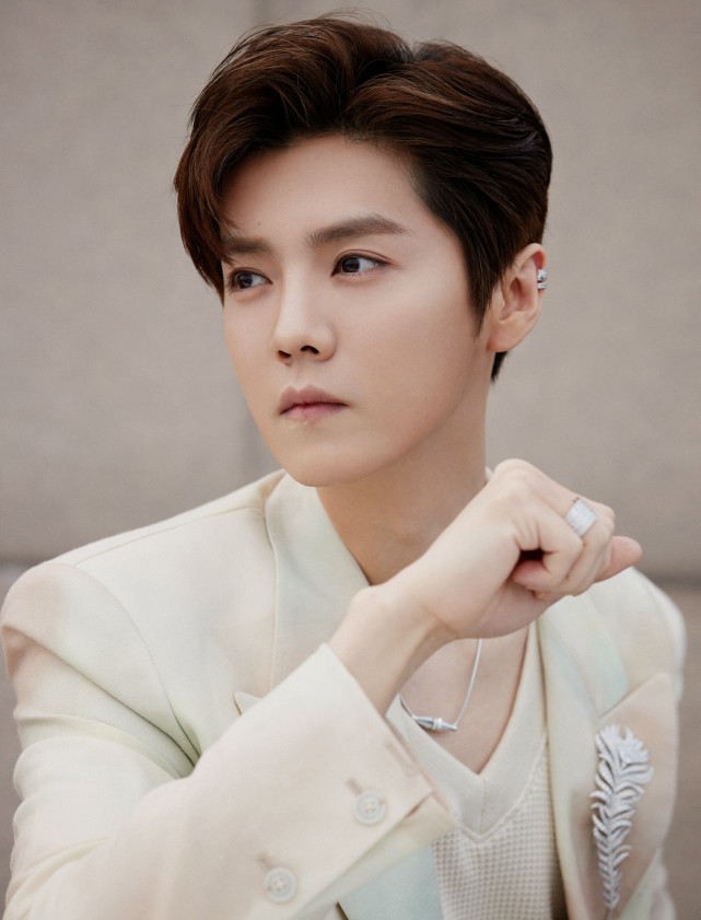 鹿晗化身翩翩贵公子庆怜眼神深邃周冬雨露香肩气质高冷