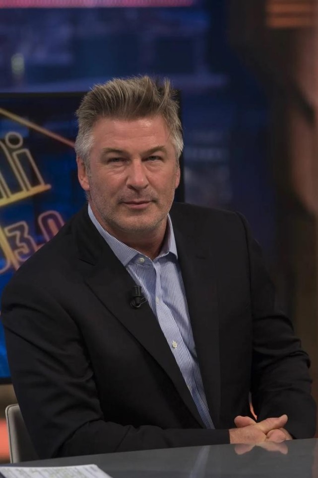 亚历克·鲍德温表示了自己对这起事件的悲伤与震惊,认为摄影师哈雷娜