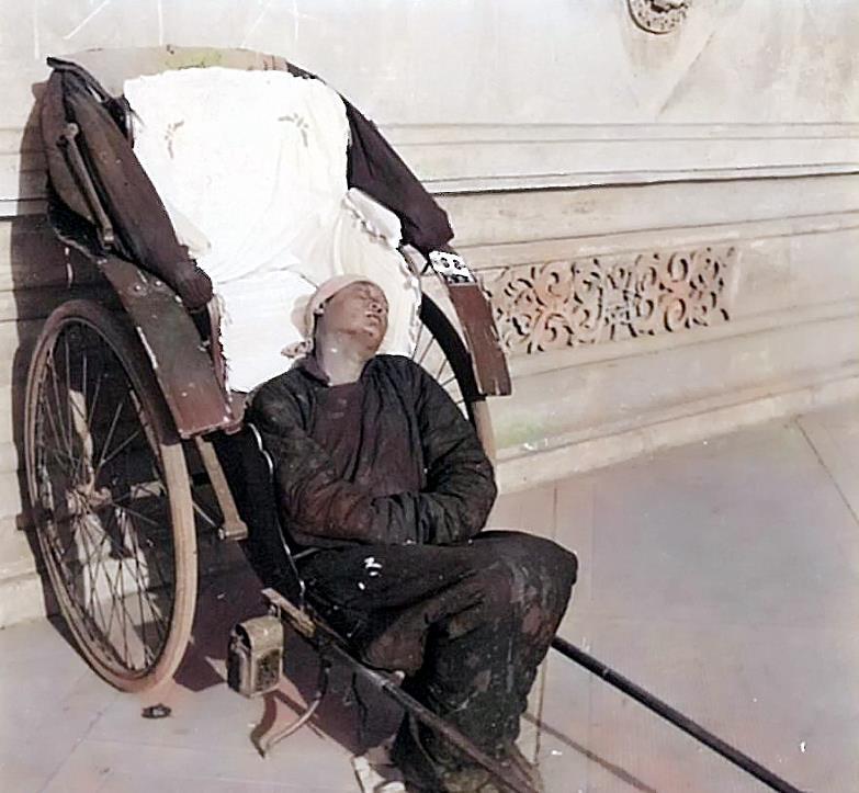 民国时期奔跑在北京街头的东洋车夫的历史画面