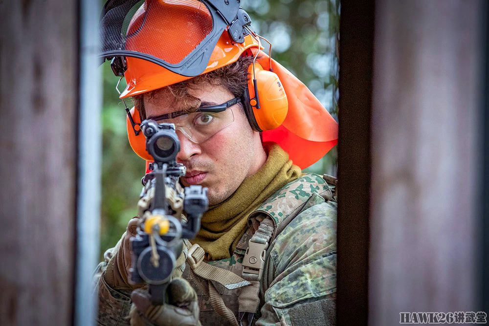 荷兰机械化步兵营实战演习强悍女兵充当机枪手工兵拿电锯破门