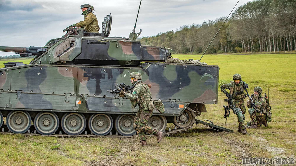 荷兰机械化步兵营实战演习强悍女兵充当机枪手工兵拿电锯破门
