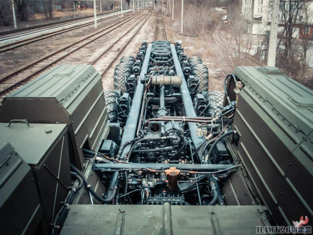 偶遇"白杨m"战略导弹发射车底盘 俄罗斯博主分享最惊喜的收获