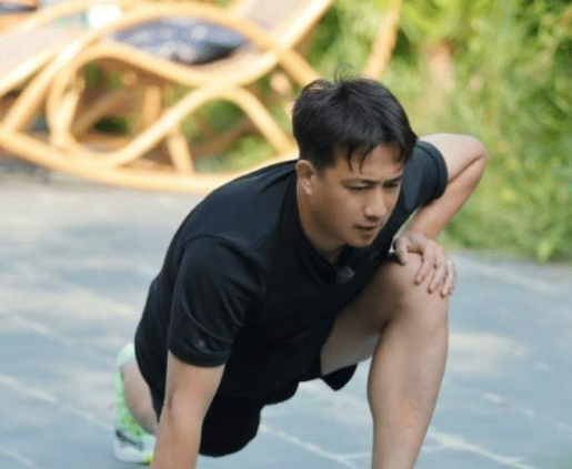 黄磊说自从一年前开始就是跑步五公里,没想到竟然瘦得这么快,而且感觉