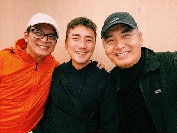 周润发66岁生日与黄日华女儿低调庆生一起开心合影