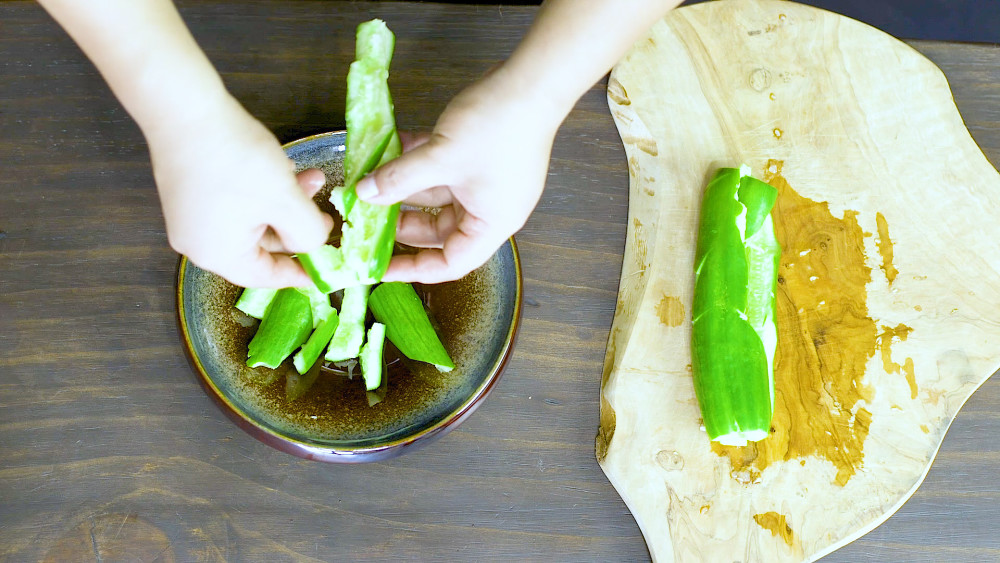 小黄瓜清爽开胃,鸡蛋鸡肉鲜美嫩滑, 一口菜一口饭,再喝一口醇美的清酒