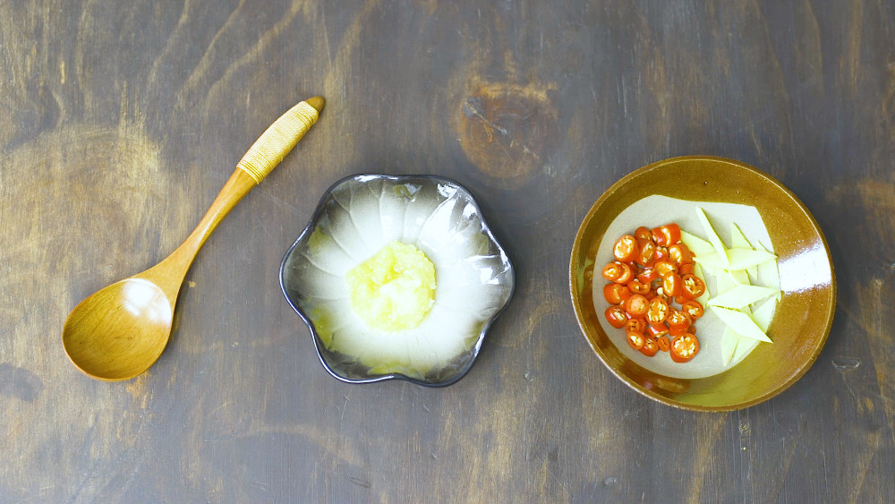 小黄瓜清爽开胃,鸡蛋鸡肉鲜美嫩滑, 一口菜一口饭,再喝一口醇美的清酒