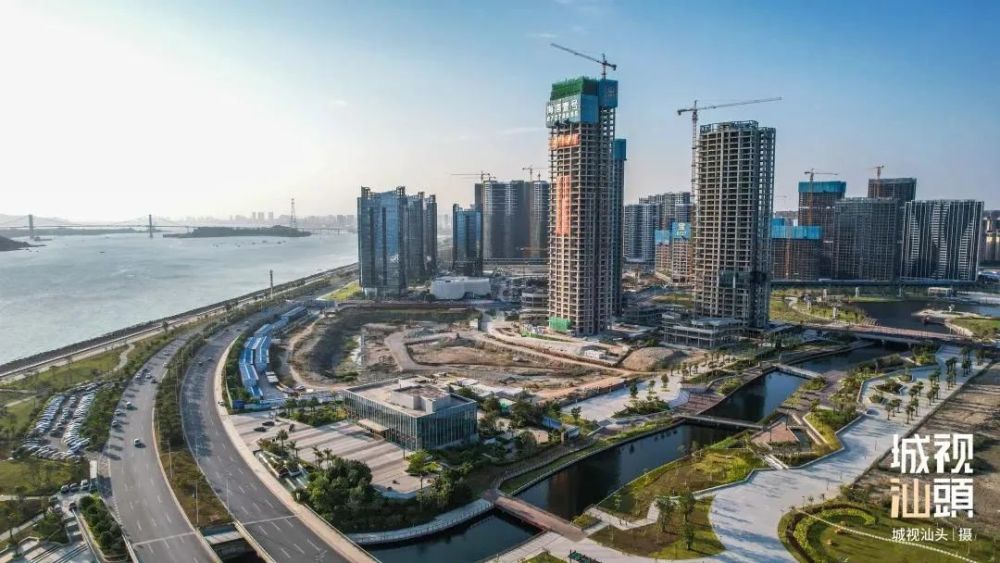 汕头明园广场项目实景图近日,项目t1塔楼实现主体结构封顶.