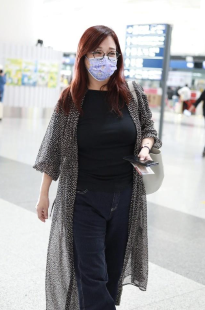 陈松伶身材有点控不住中年发福要穿长开衫遮肉好在气质还不错