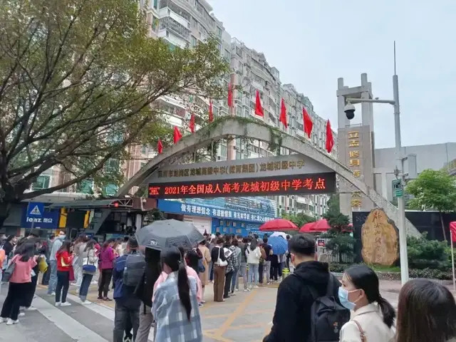 深圳成人高考考场现场这人数也太卷了吧