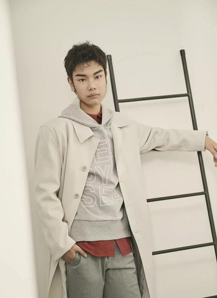 发际线男孩小吴一年多没见模样大变看起来他过的不错