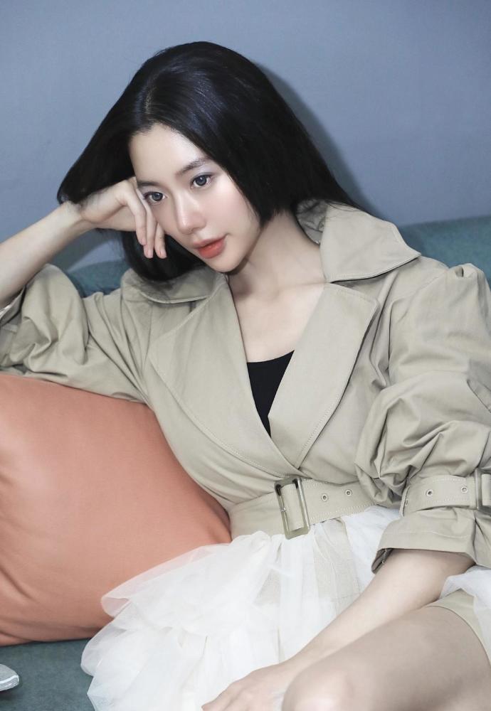 克拉拉不愧是亚洲第一美女穿拼接风衣出镜一双长腿太吸睛