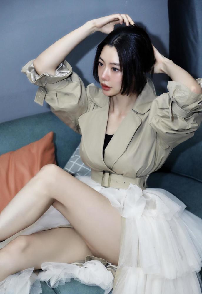 克拉拉不愧是亚洲第一美女穿拼接风衣出镜一双长腿太吸睛