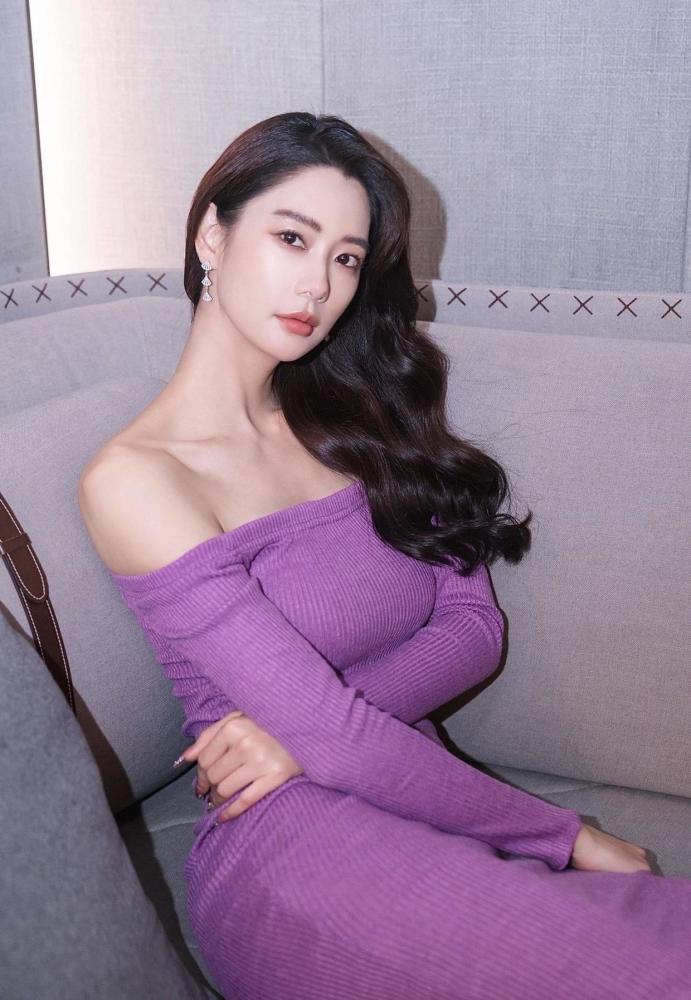 克拉拉不愧是亚洲第一美女穿拼接风衣出镜一双长腿太吸睛