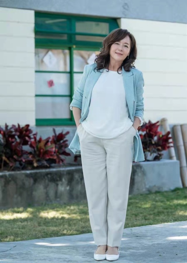 一,恬妞老年穿搭赏析而如今恬妞已经63岁了,步入老年的她,身材也日渐