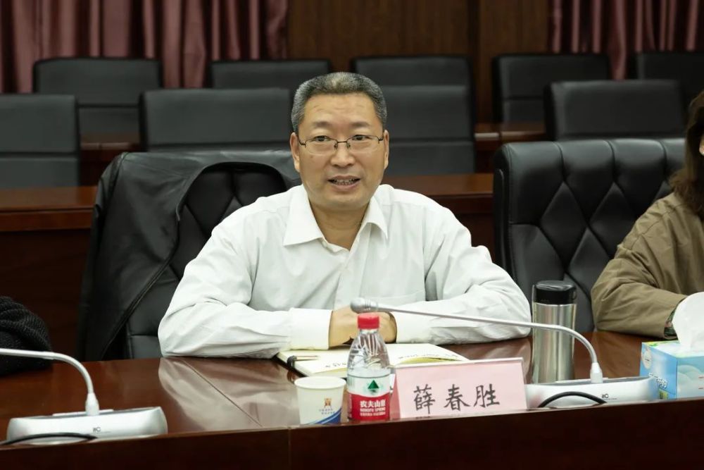 座谈会上,薛春胜检察长代表乌尔禾区人民检察院党组及全体干警对高检