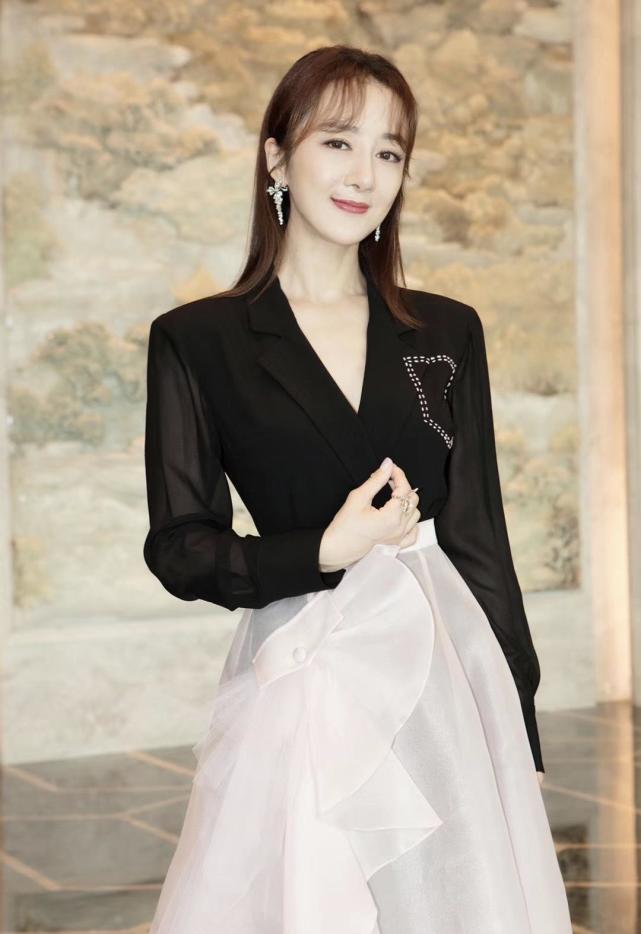 李依晓好有女人味,黑色长西装配薄纱半身裙,优雅温柔又不失气场