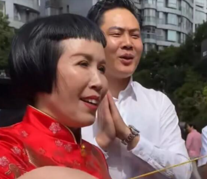 又一知名网红大婚,黄晓明刘晓庆等明星送祝福,女儿含泪告白父母