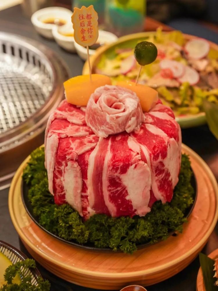 王荔枝爆款宝盒烤肉,开箱一刻烟雾飘出,仪式感拉满,摆盘很精致,是去