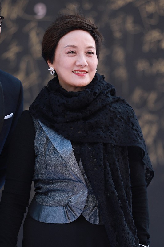 邓婕披着围巾穿凉鞋真奇怪但气质真挺好看着也不显老