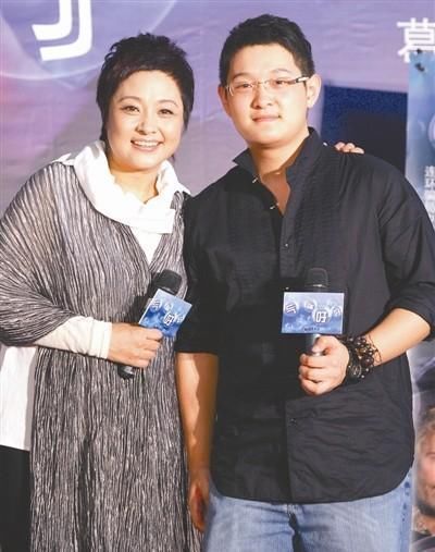 劝王劲松去北京发展,为张涵予推荐戏,傅彪去世16年,妻儿还好吗