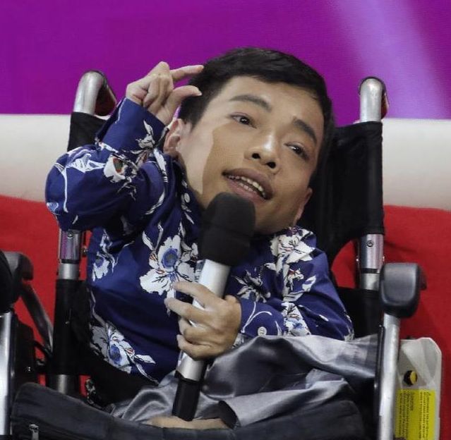 李创利身高不到1米的轮椅总裁赚3亿后娶美女秘书生下一子