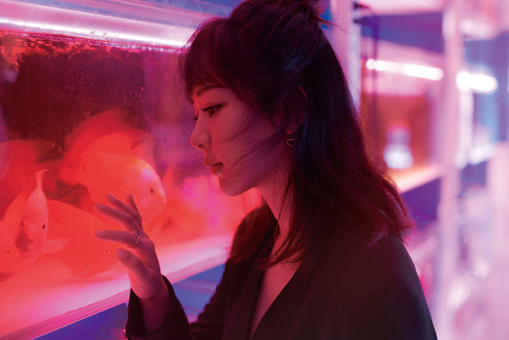 杨紫鱼缸光影写真梦幻又朦胧高冷出镜秀纤纤细腰氛围感拉满