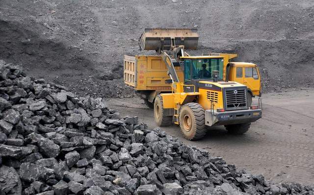 图为铁矿石开采