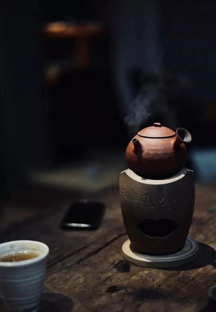 霜降至暮秋临煮饮一壶老白茶慰时光