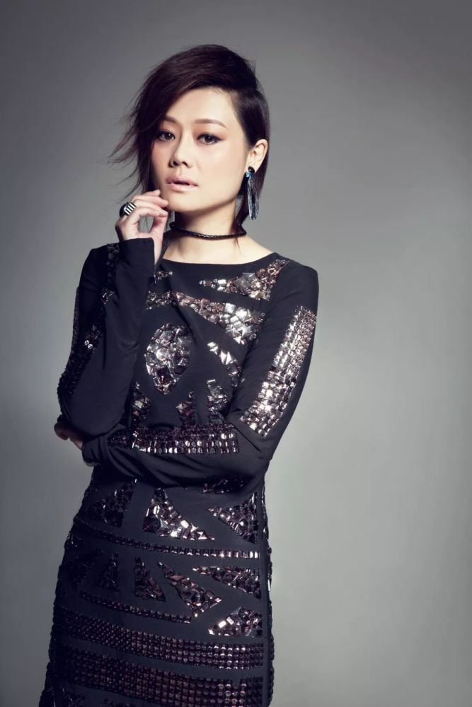 "最惨歌后"何静:一婚被绿,二婚遇假富豪被监听,欠4700万外债