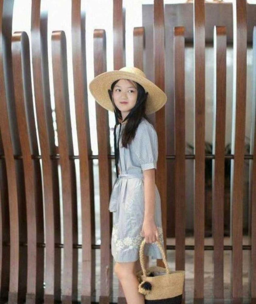 王菲女儿李嫣近照曝光,手拿近万元包穿露脐装,装扮成熟不似15岁_腾讯
