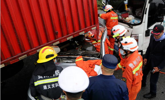 惊险仁赤高速大坝段发生车祸一辆轿车夹在两辆货车中间两名人员被困