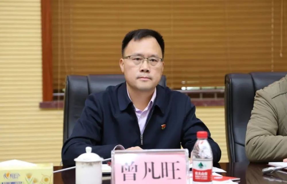 (龙丹 摄)县领导曾凡旺, 潘兴阳,刘维清,陈静,罗柳春参加会议.