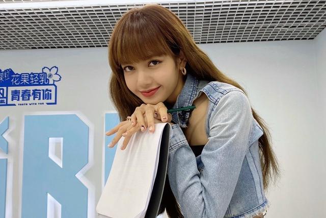 lisa海边照片大公开穿热裤逆天长腿摆s曲线吸千万粉赞爆