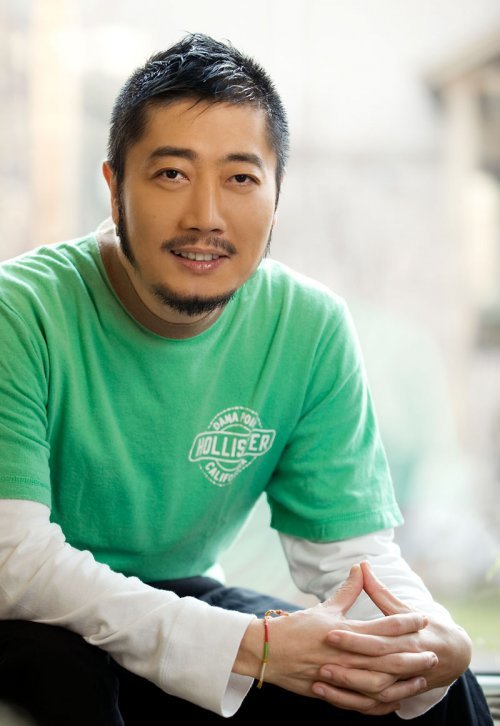 小虫本名陈焕昌,港台歌曲流行时的著名音乐制作人,当年大街小巷播放的