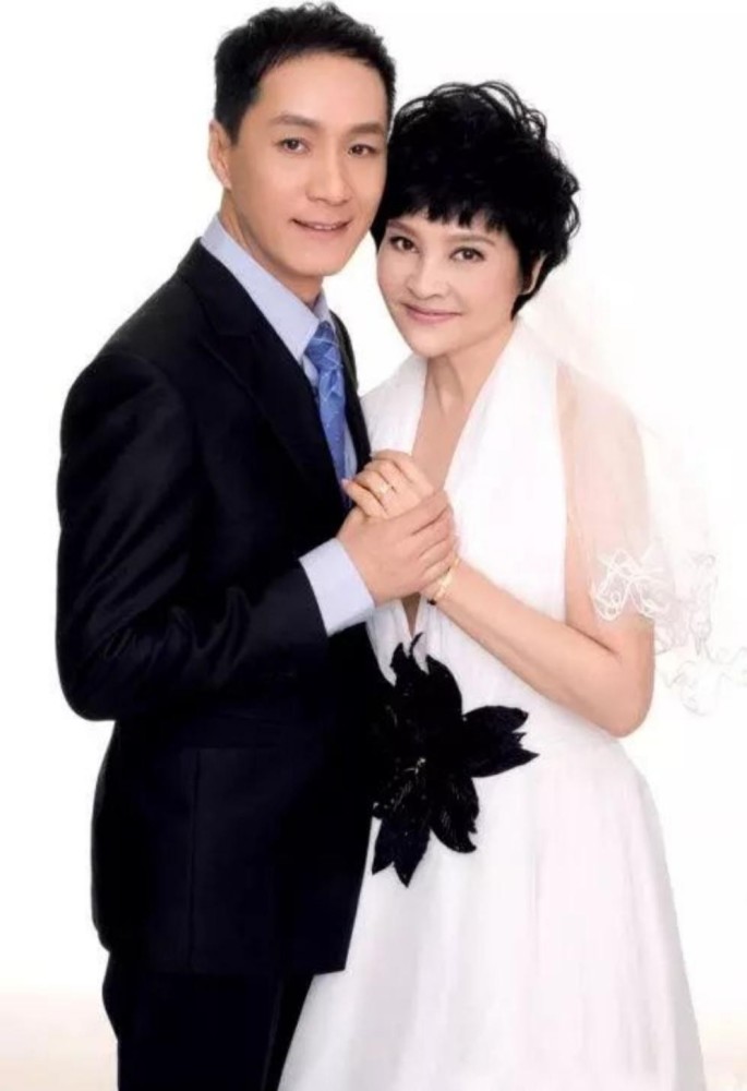 冯远征与66岁妻子同台演出,妻子皮肤白皙宛若少女,他们十分恩爱