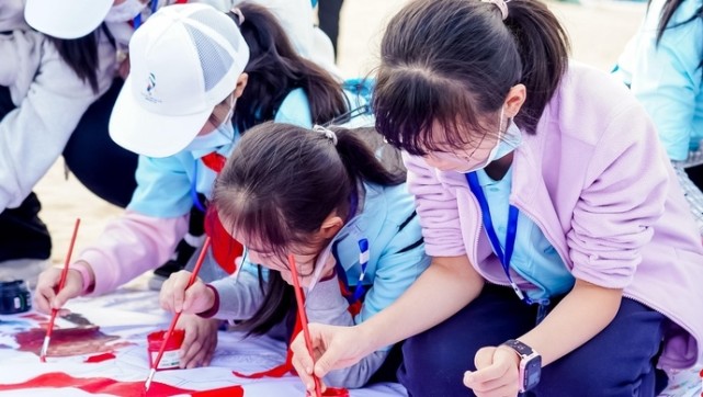 上海市秋萍学校九(1)班学生张颜于2019年参加"童心绘梦新时代"主题