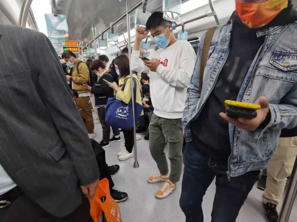 宣话题低头族手机让我们变得那么近又那么远