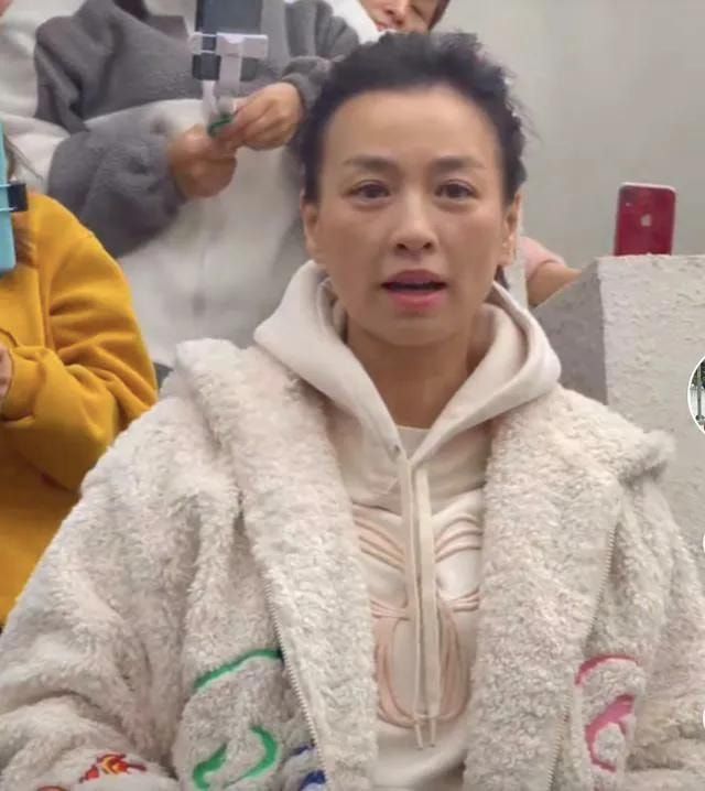 张庭直播不开美颜接受衰老,眼袋深法令纹明显,是老阿姨了!