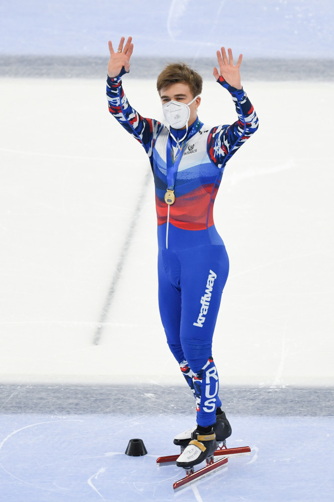 10月23日,俄罗斯选手叶利斯特拉托夫·谢苗在男子1500米决赛颁奖典礼