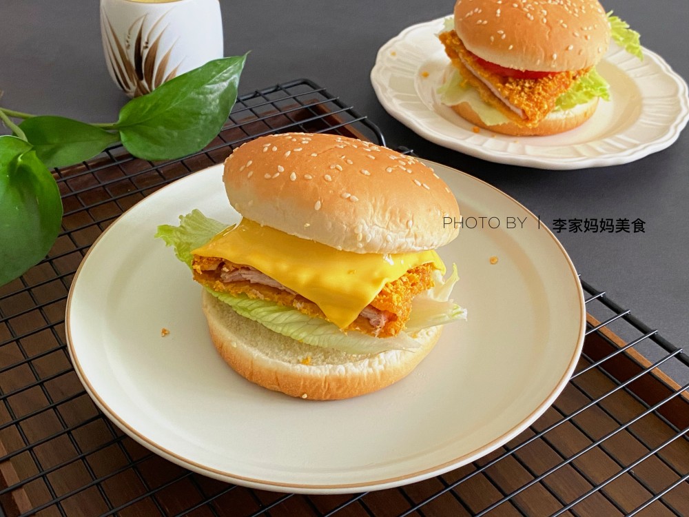 食材:里脊肉,鸡蛋,生粉,面包糠,生抽,香醋,盐,胡椒粉,白糖,面包坯