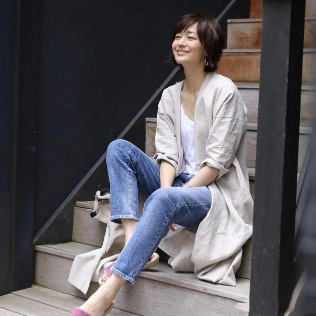 借由来自日本的大龄博主福冈佳子的秋日造型,她的穿搭风格简单却不