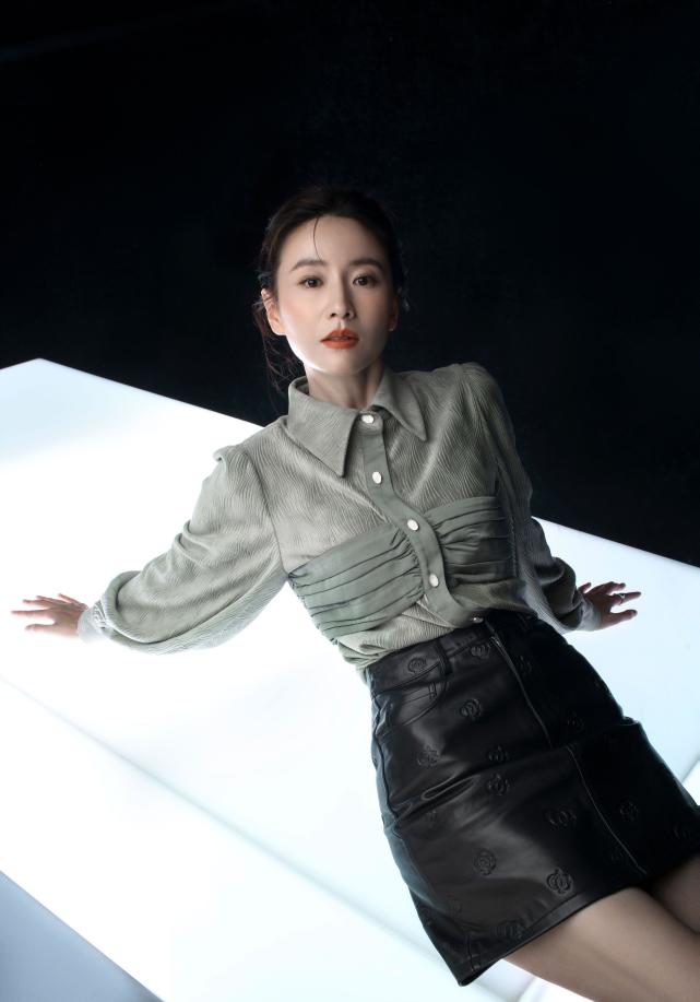 徐囡楠时尚写真释出 衬衫皮裙尽显成熟女人味