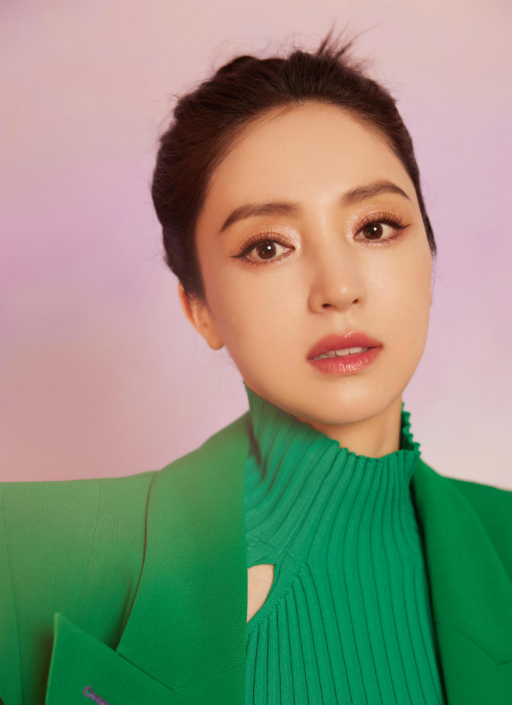 董璇很懂往"嫩"了打扮,穿"一身绿"清爽高级,41岁却像30出头